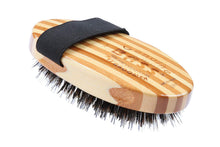 Charger l'image dans la galerie, Bass Brushes | Brosse pour animaux de compagnie brillance et soin | Poils 100 % naturels + picots en nylon | Manche en bambou pur | Style paume | Finition rayée | Modèle A7-SB