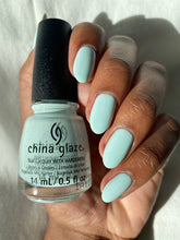 Charger l'image dans la galerie, China Glaze Nail Lacquer, Live In the Mo-Mint, 0.5 fl oz
