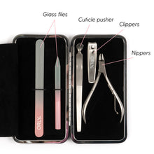 Charger l&#39;image dans la galerie, Kit manucure magnétique ORLY pour manucures et pédicures | Kit de voyage pour les ongles avec deux limes à ongles en verre, un repousse-cuticules, une pince et un coupe-ongles pour un soin des ongles en déplacement
