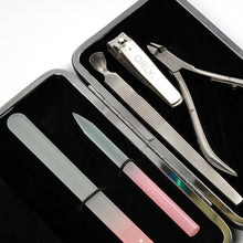 Charger l&#39;image dans la galerie, Kit manucure magnétique ORLY pour manucures et pédicures | Kit de voyage pour les ongles avec deux limes à ongles en verre, un repousse-cuticules, une pince et un coupe-ongles pour un soin des ongles en déplacement
