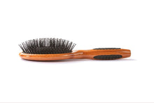 Charger l&#39;image dans la galerie, Brosse - Grand coussin ovale en nylon avec poils en bois clair et manche en bois clair pour basse 1 brosse par Bass Brushes
