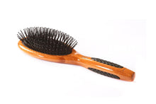 Charger l&#39;image dans la galerie, Brosse - Grand coussin ovale en nylon avec poils en bois clair et manche en bois clair pour basse 1 brosse par Bass Brushes

